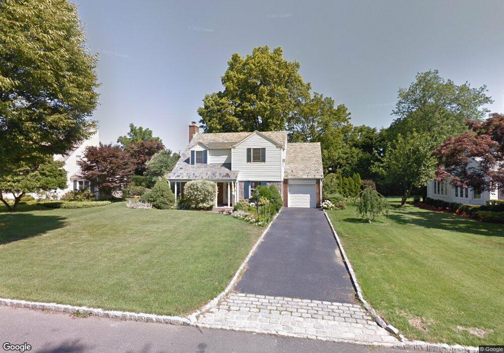 105 Trumbull Rd, Manhasset, NY 11030 - photo 1