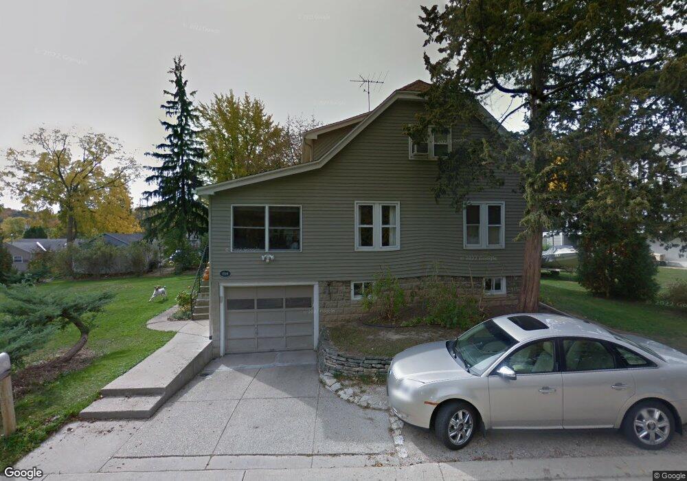 1514 2nd St, Delafield, WI 53018 - photo 1