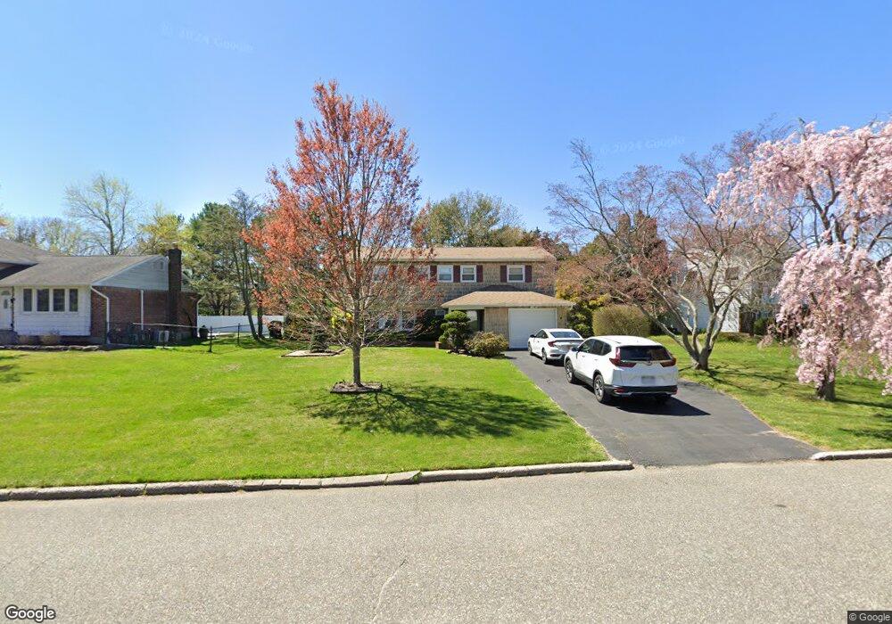 10 Crabapple Ln, ComMacK, NY 11725 - photo 1