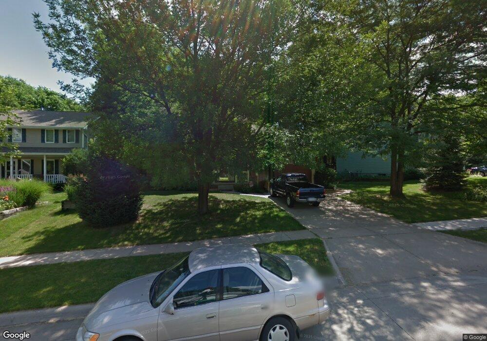 4813 Crestmoor Dr, Des Moines, IA 50310 - photo 1