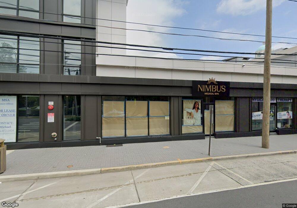 701 Hicks Ln, Great Neck, NY 11024 - photo 1