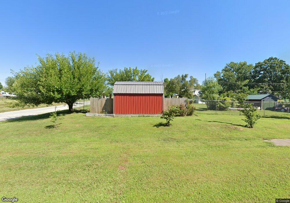 921 Myra St, Moberly, MO 65270 - photo 1