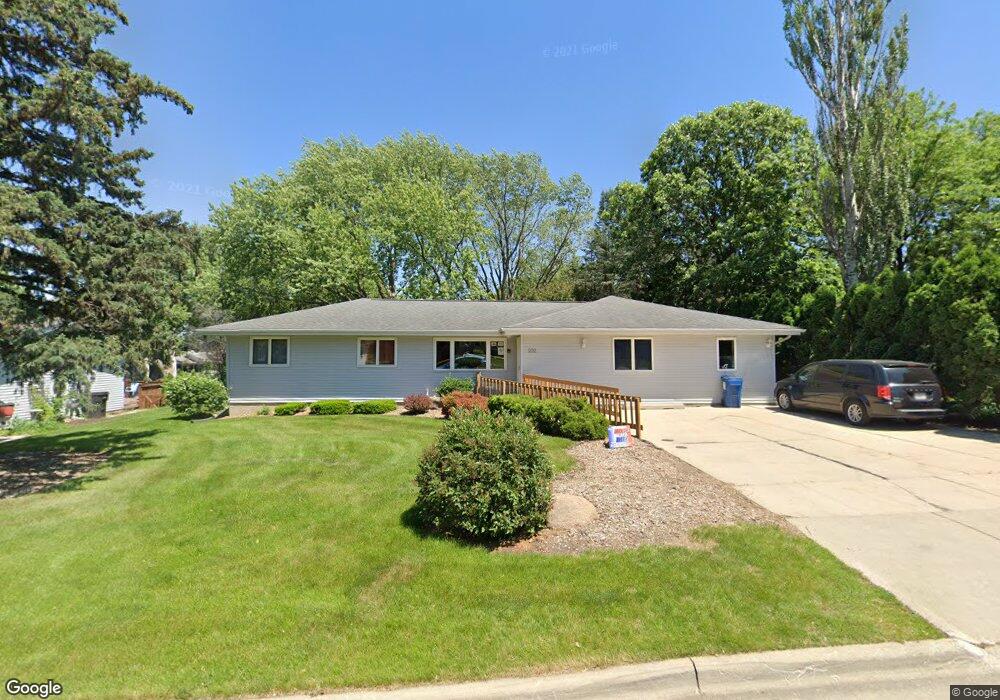 202 Highland Dr, Cedar Falls, IA 50613 - photo 1