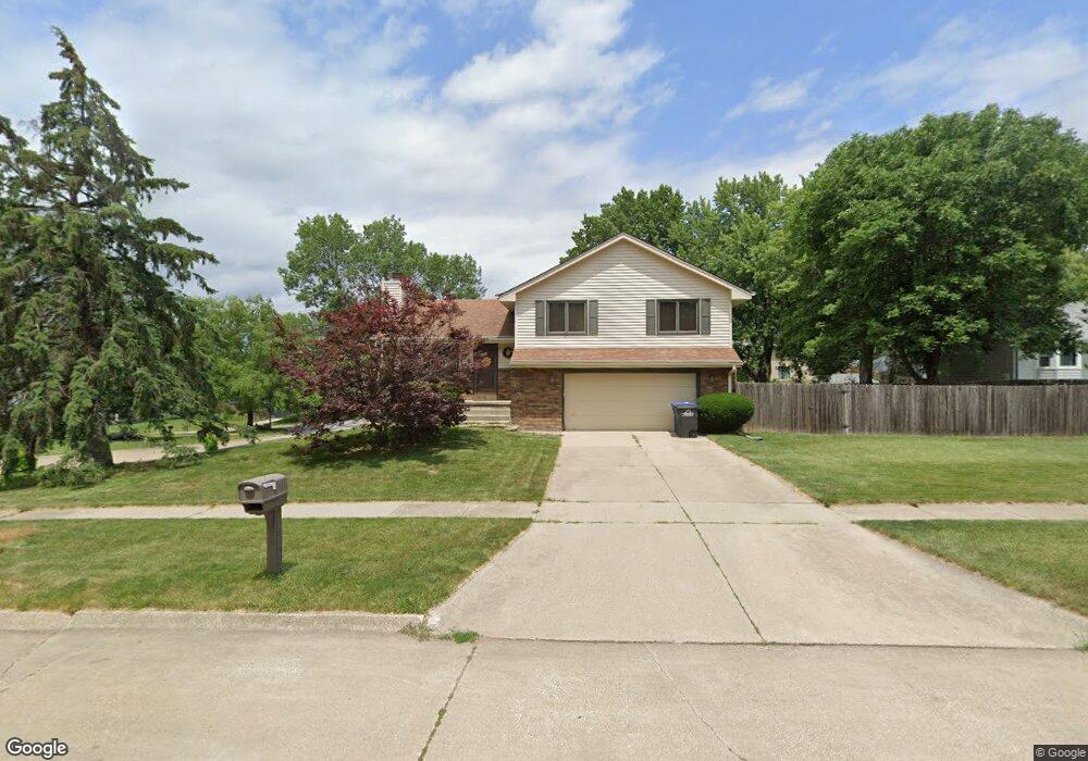 122 E Caulder Cir, Des Moines, IA 50315 - photo 1