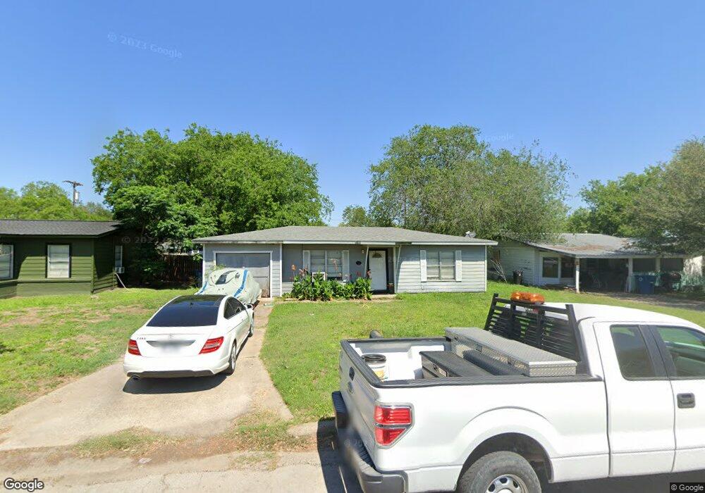 1521 E Corpus Christi St, Beeville, TX 78102 - photo 1