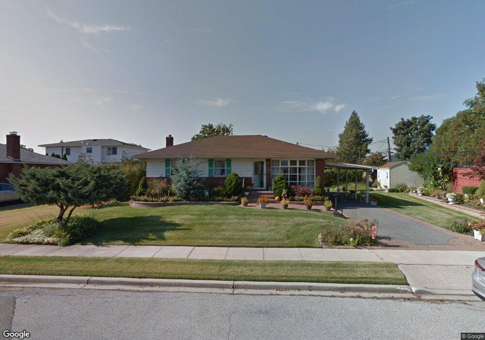 669 Dolores Ln, Bethpage, NY 11714 - photo 1