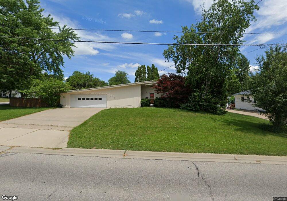 1323 W 18th St, Cedar Falls, IA 50613 - photo 1