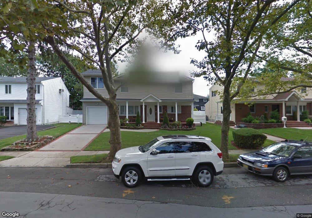 915 Cedarhurst St, Valley Stream, NY 11581 - photo 1