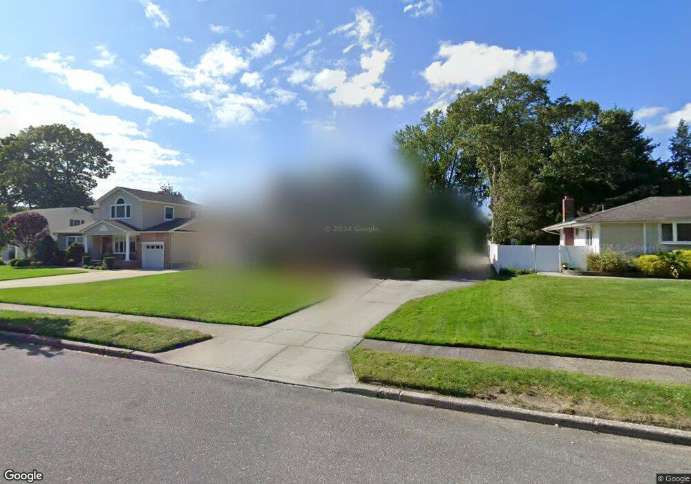 10 Fisher Rd, ComMacK, NY 11725 - photo 1