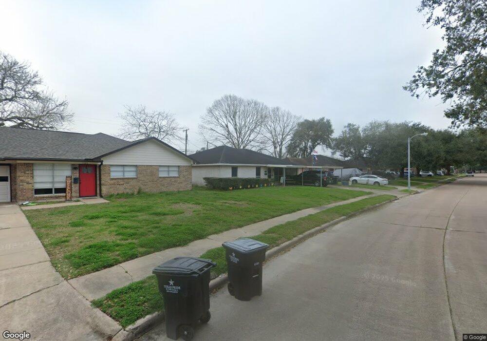 1105 Bayou Dr, Alvin, TX 77511 - photo 1