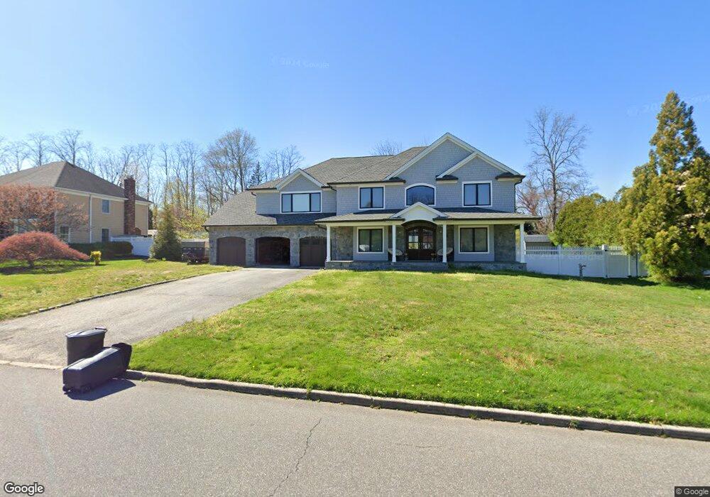 9 Fleetwood Rd, ComMacK, NY 11725 - photo 1