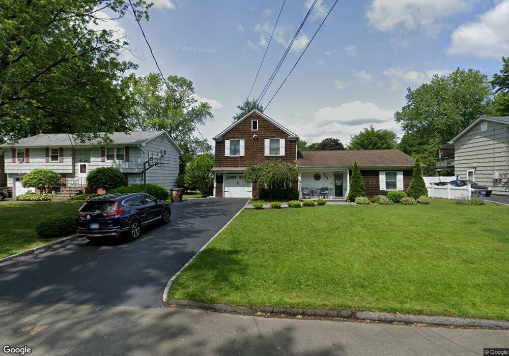 142 Woodridge Dr S, Stamford, CT 06902 - photo 1