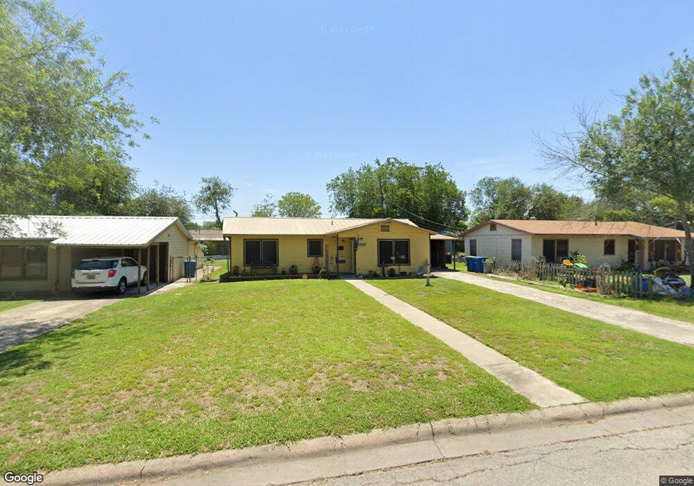 1008 E Hutchinson St, Beeville, TX 78102 - photo 1