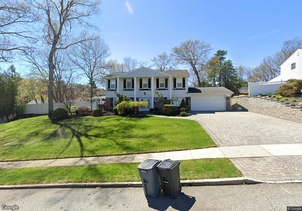 8 Edna Ln, ComMacK, NY 11725 - photo 1