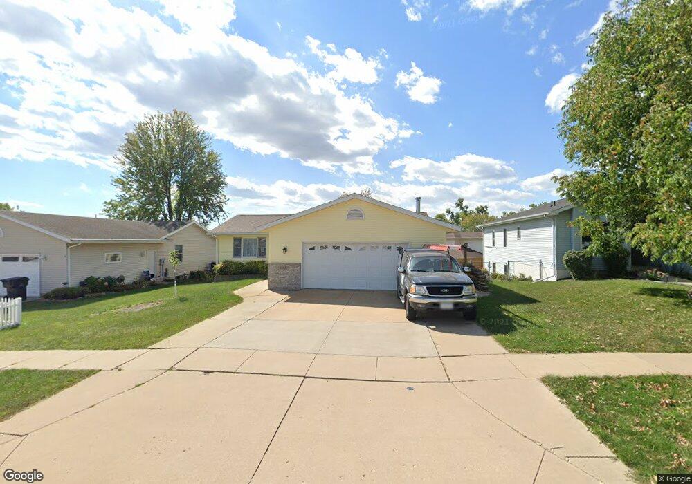 3320 King Dr SW, Cedar Rapids, IA 52404 - photo 1