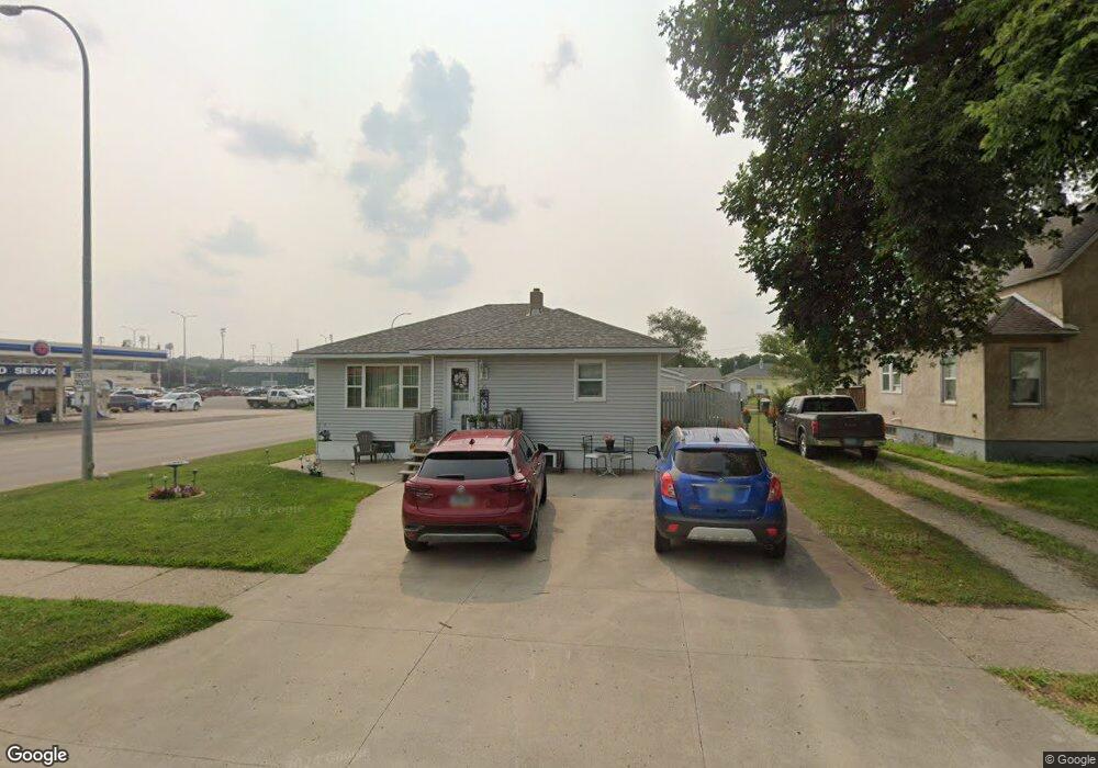 922 5th Ave SE, Jamestown, ND 58401 - photo 1
