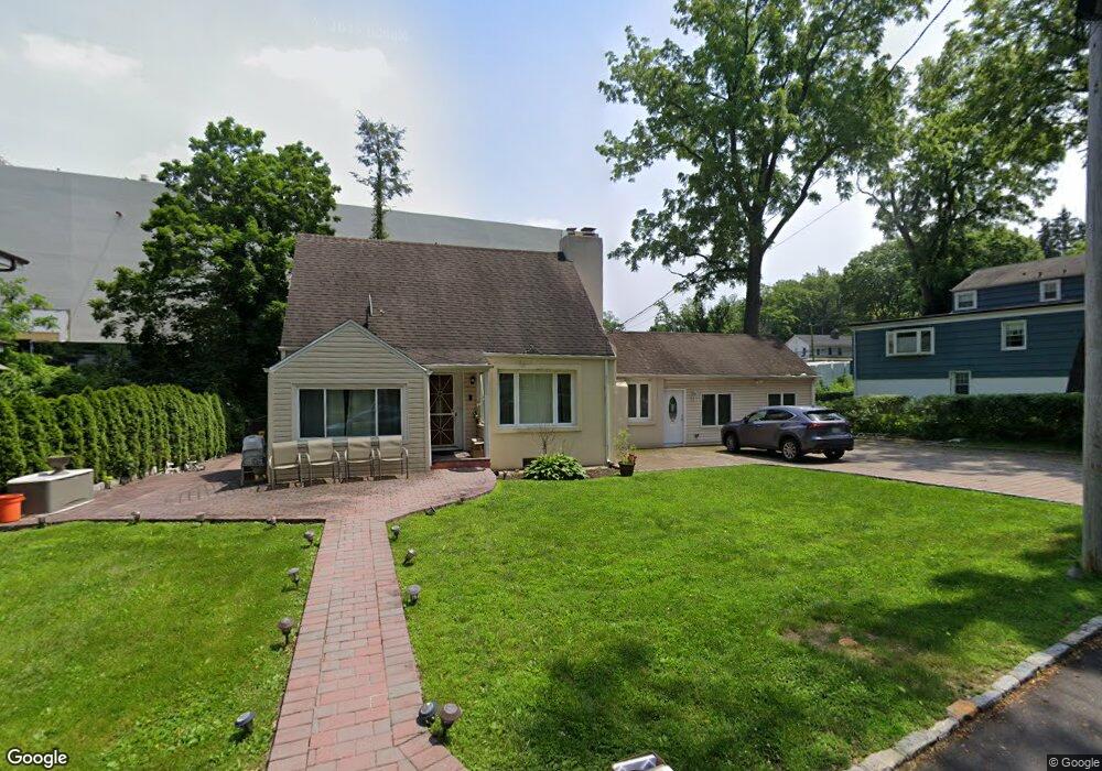 5 Hewlett Place, Great Neck, NY 11024 - photo 1