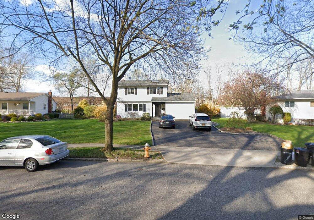 7 Pawnee Dr, ComMacK, NY 11725 - photo 1