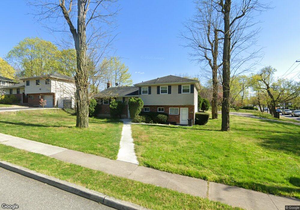 2 Havemeyer Ln, ComMacK, NY 11725 - photo 1