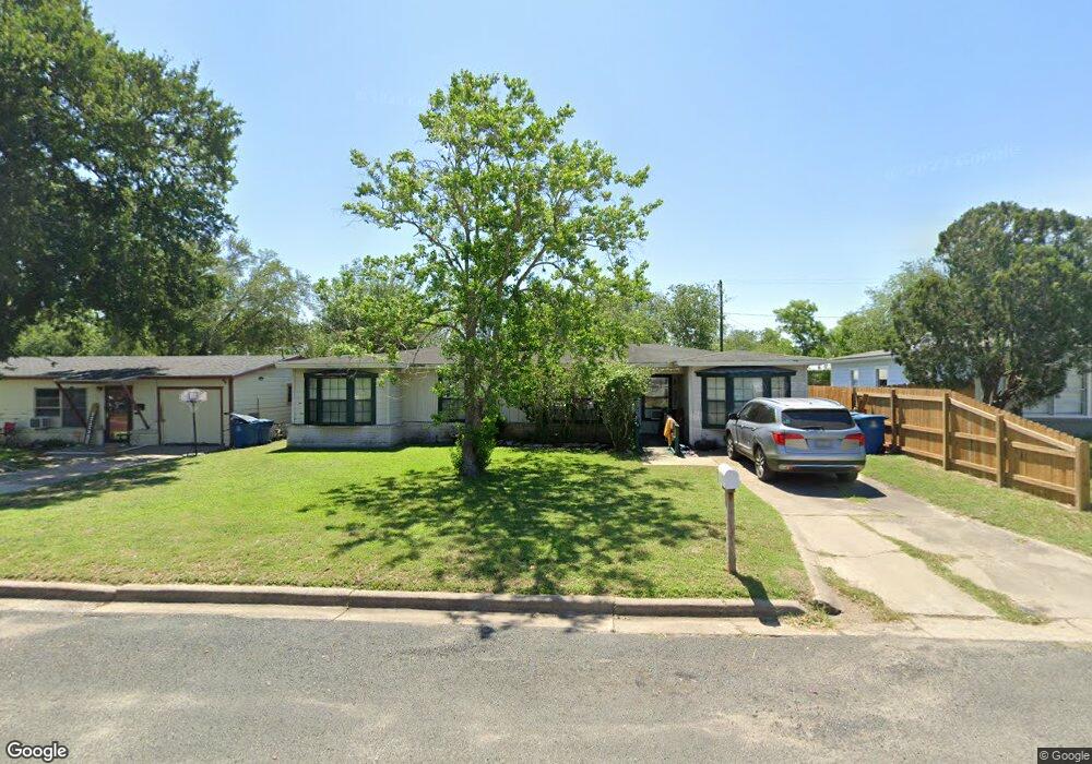 1506 E Bowie St, Beeville, TX 78102 - photo 1