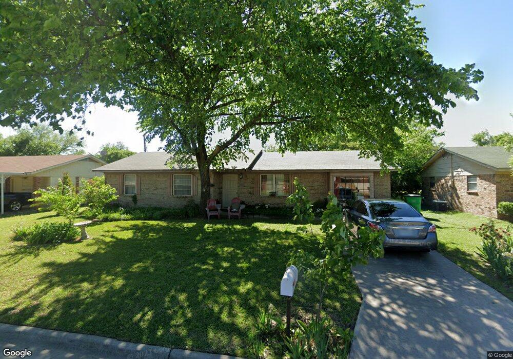 1111 Kent Dr, Gainesville, TX 76240 - photo 1