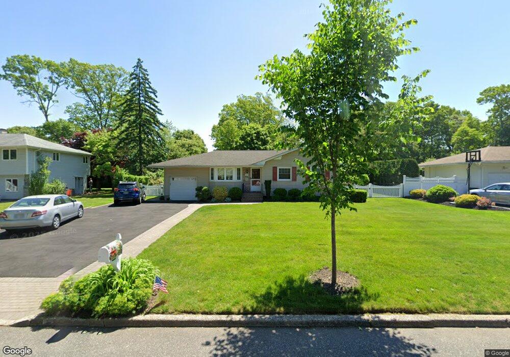 17 Partridge Dr, ComMacK, NY 11725 - photo 1