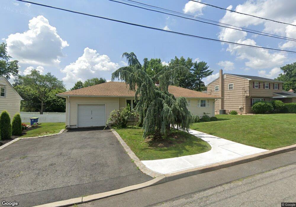 711 Brooklyn Ave, Raritan, NJ 08869 - photo 1