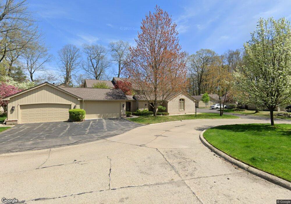 1328 Forestglen Ct, Bloomfield Hills, MI 48304 - photo 1