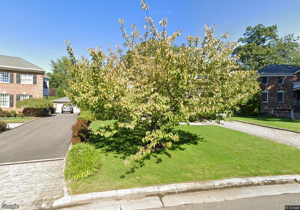 204 Aldershot Ln, Manhasset, NY 11030 - photo 1