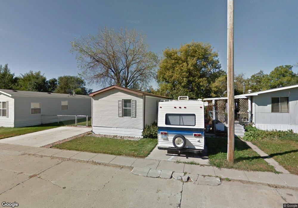 611 W Meadow Ln, Mandan, ND 58554 - photo 1