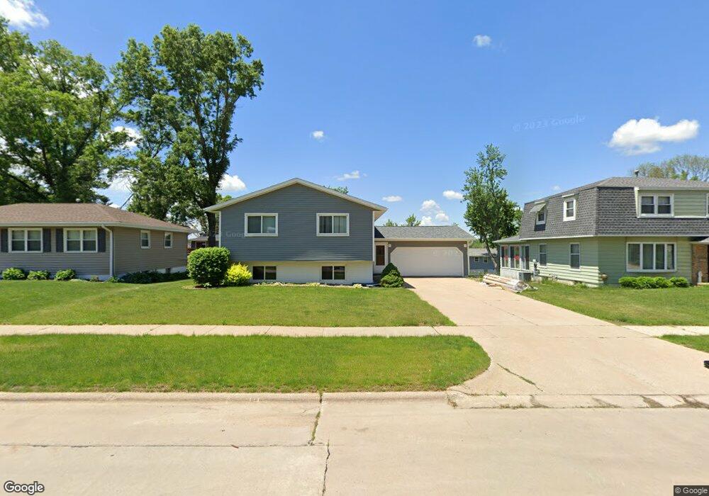 208 31st St NW, Cedar Rapids, IA 52405 - photo 1