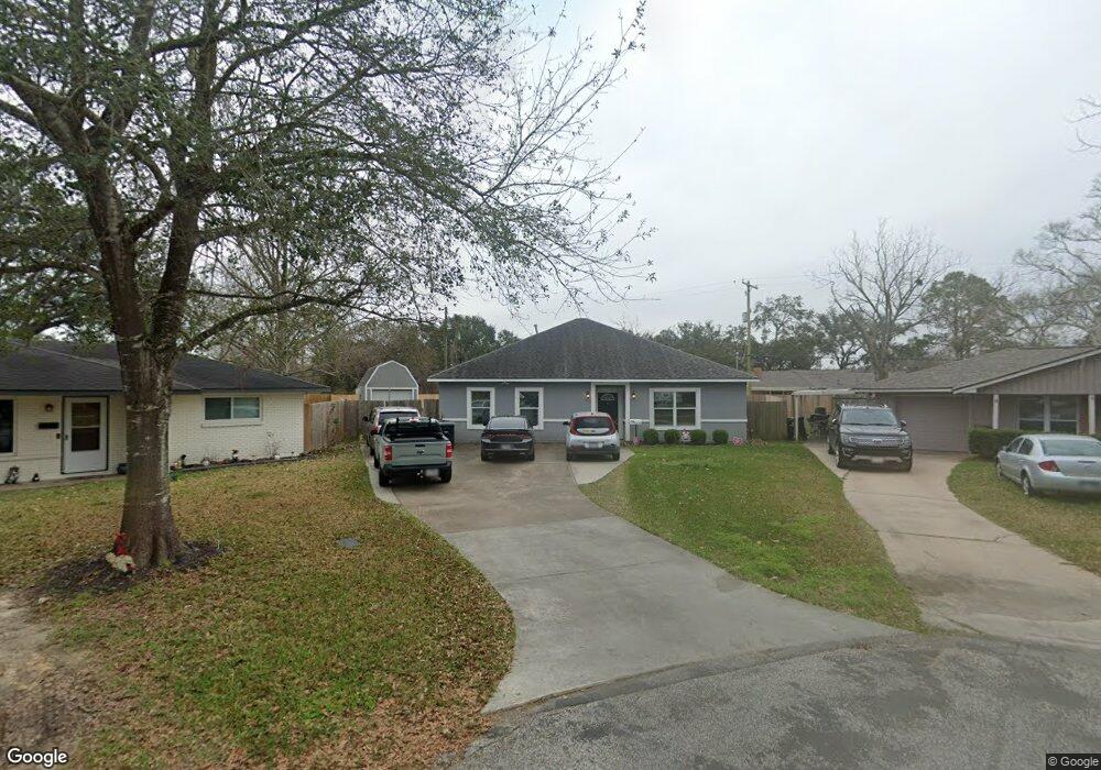 1111 Dover CI, Alvin, TX 77511 - photo 1