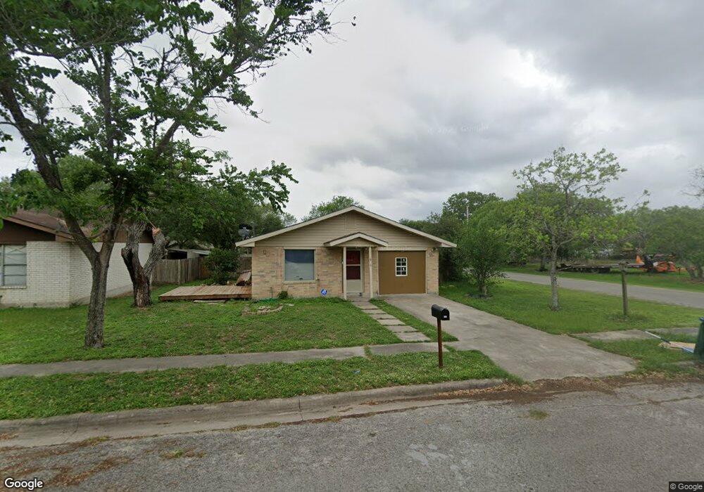 909 W Jones St, Beeville, TX 78102 - photo 1