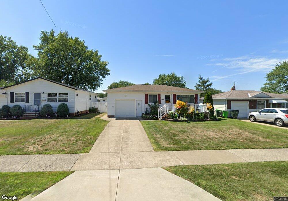 1810 Ridgeview Dr, Wickliffe, OH 44092 - photo 1