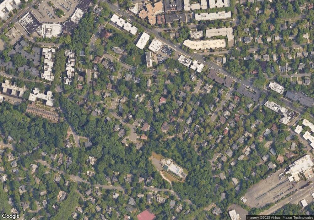 9 Grosvenor Place, Great Neck, NY 11021 - photo 1