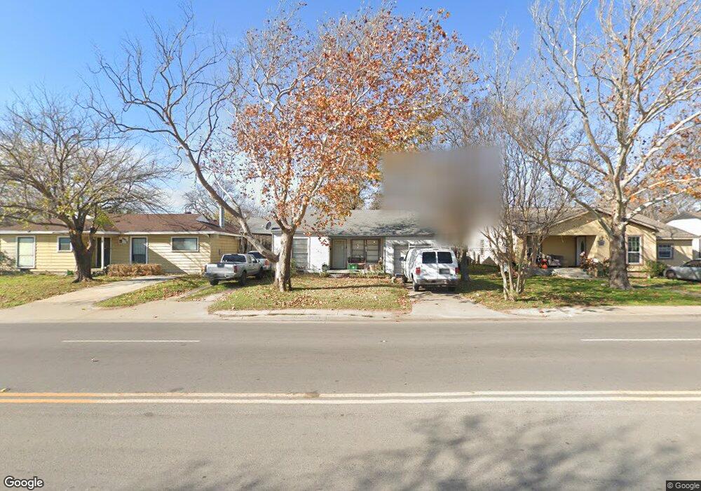 1046 SW 3rd St, Grand Prairie, TX 75051 - photo 1