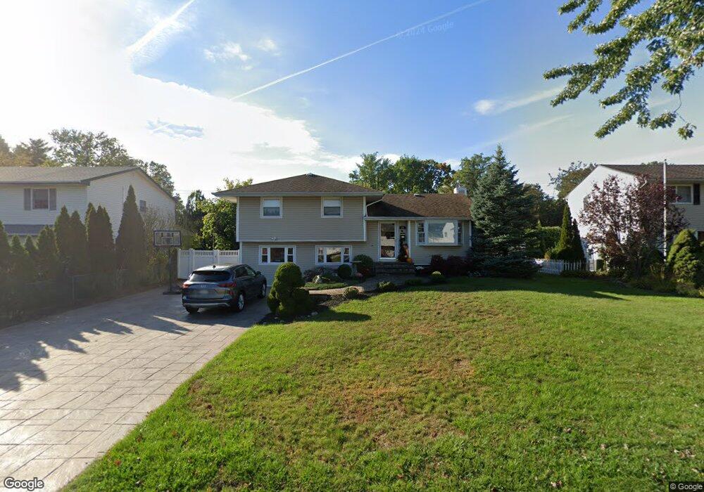 26 Roxbury Dr, ComMacK, NY 11725 - photo 1