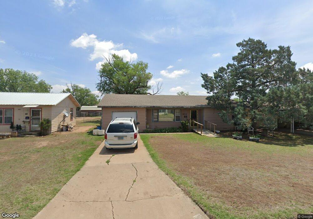 302 Zephyr St, Plainview, TX 79072 - photo 1