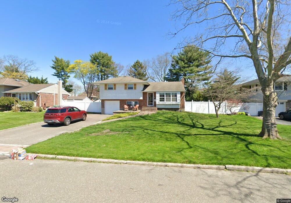 9 Sycamore Ln, ComMacK, NY 11725 - photo 1