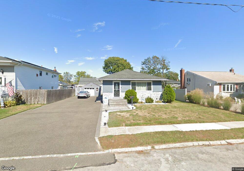 120 Riviera Pkwy, Lindenhurst, NY 11757 - photo 1