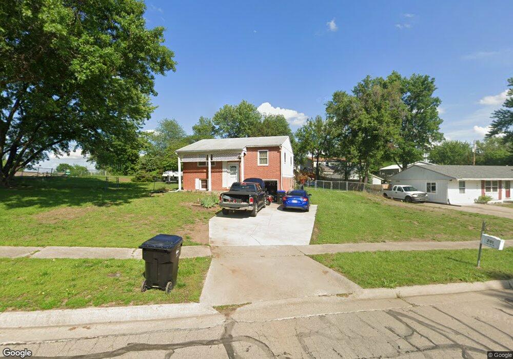 201 SE 38th St, Topeka, KS 66609 - photo 1