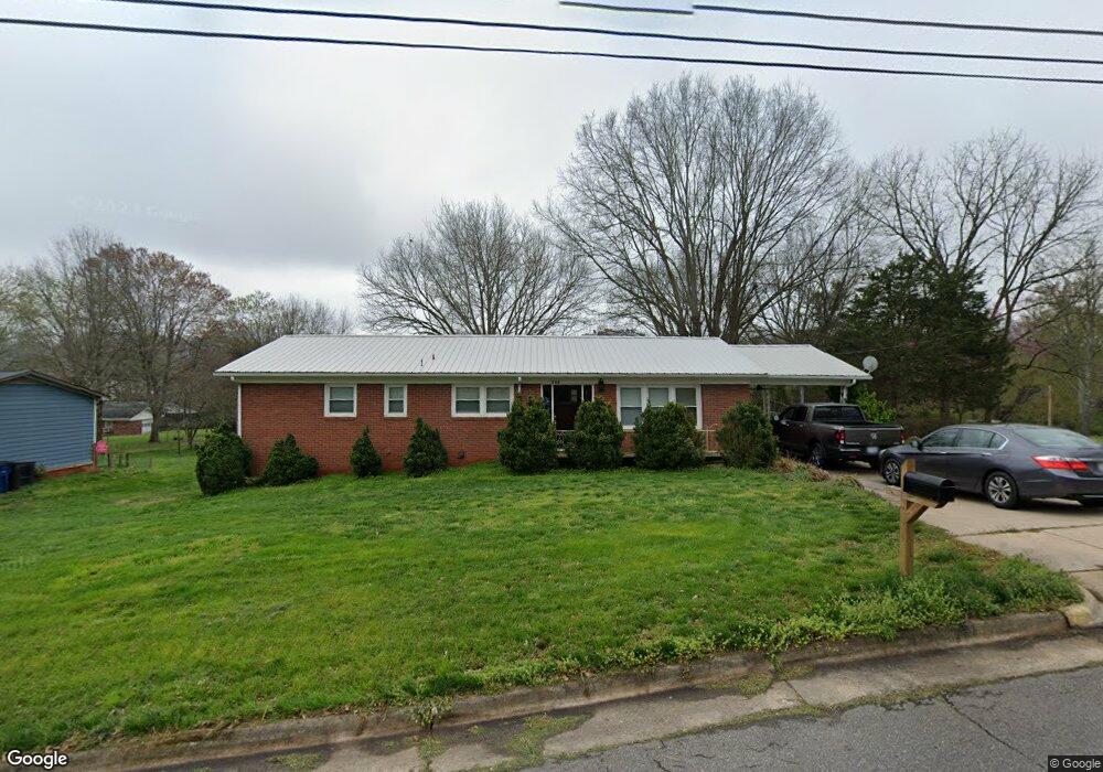 806 N Carolina Ave, Statesville, NC 28677 - photo 1