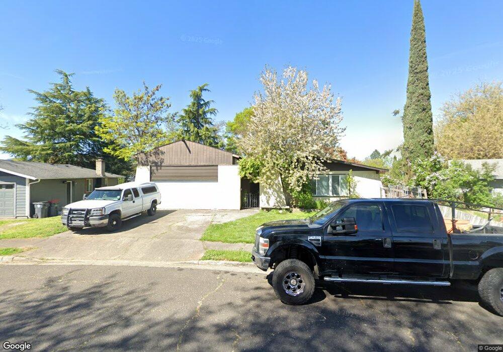 985 Crest Dr, Central Point, OR 97502 - photo 1