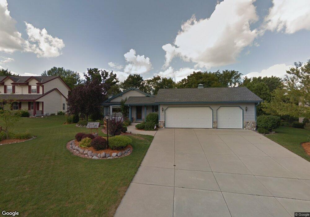 N77W16018 Hunters Ridge Cir, Menomonee Falls, WI 53051 - photo 1