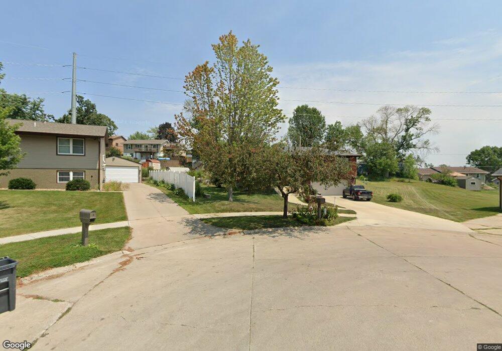 1802 Shawnee Ct NW, Cedar Rapids, IA 52405 - photo 1