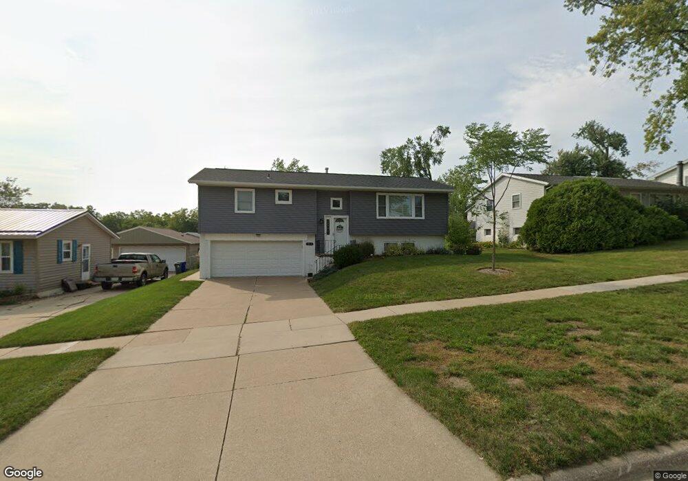 1612 26th St NW, Cedar Rapids, IA 52405 - photo 1