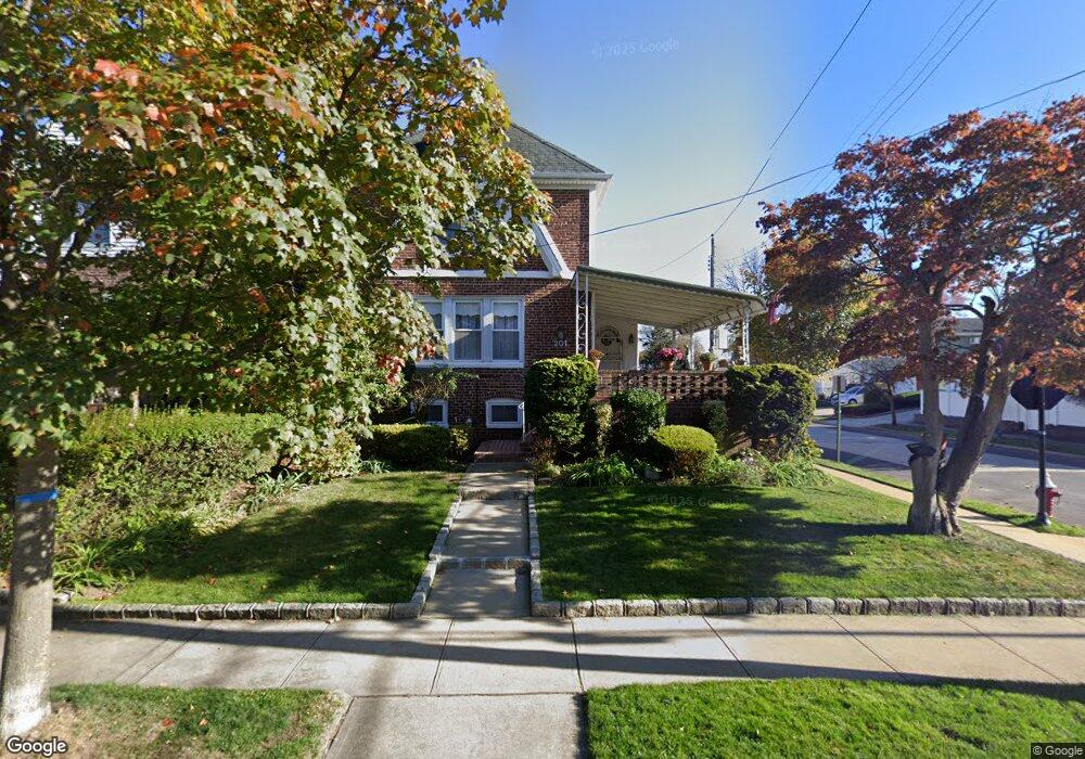 201 Bixley Heath, Lynbrook, NY 11563 - photo 1