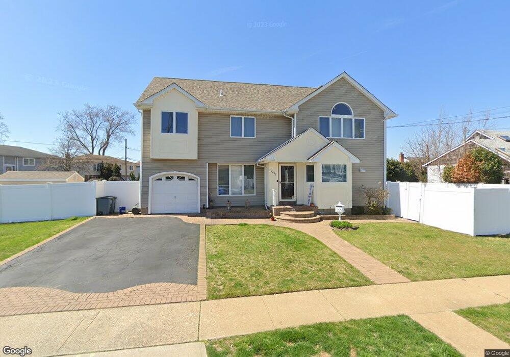 2498 Riverside Dr, Wantagh, NY 11793 - photo 1