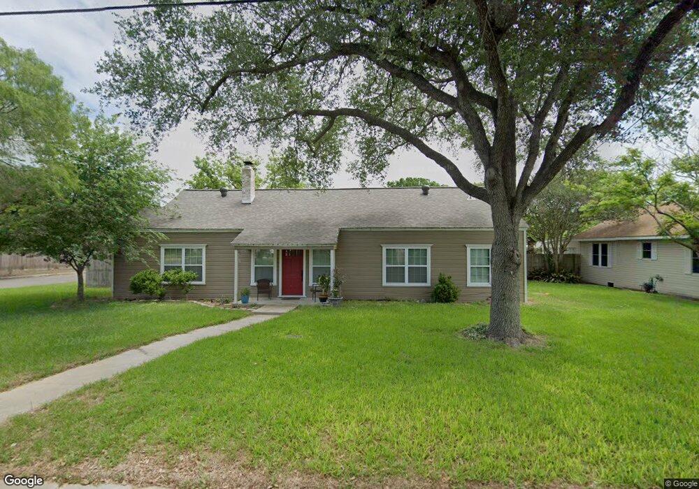 210 E Huntington St, Beeville, TX 78102 - photo 1