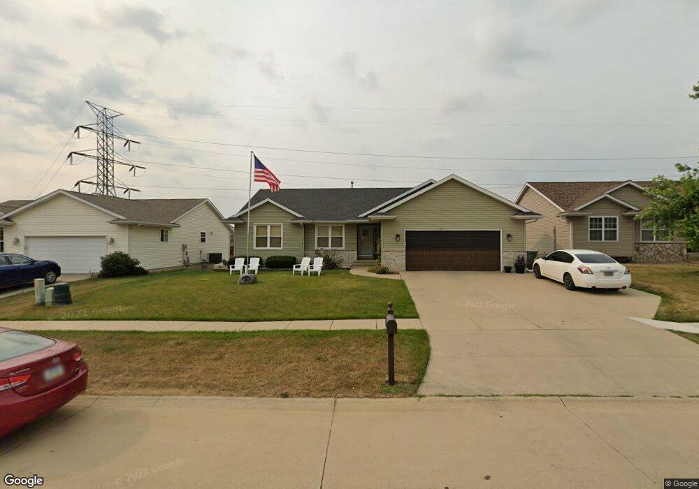 3823 Hawk Ave SW, Cedar Rapids, IA 52404 - photo 1